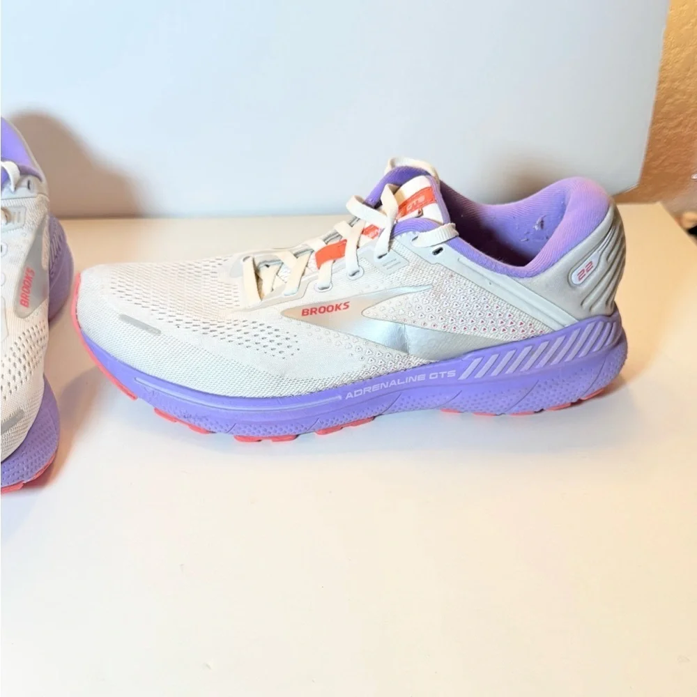 Brooks Women's Athletic Shoes - White and Purple